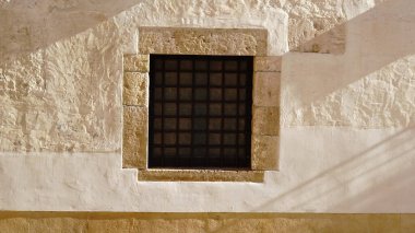 Ön cephesinde rustik ızgara olan pencere