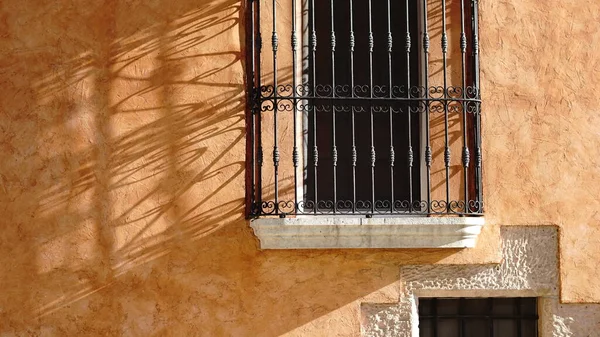 ファサードに素朴なグリルで窓の日陰 — ストック写真