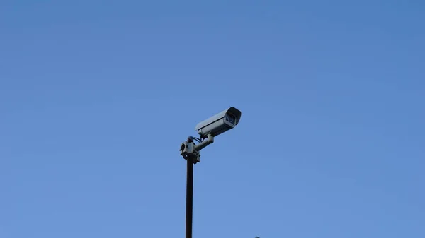 Überwachungskamera Vor Blauem Hintergrund — Stockfoto