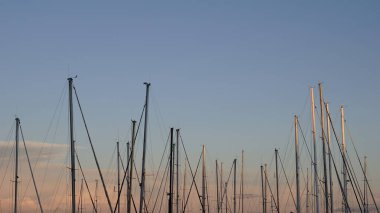Akşamları yelkenli direklerinin arka planı