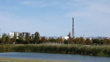 Endüstri arka planına karşı su gölü