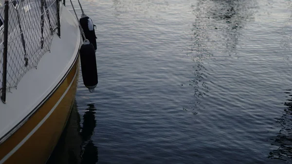 Reflex Eines Hafen Festgemachten Segelbootes — Stockfoto