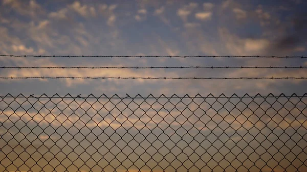 Clôture Avec Fil Barbelé Contre Coucher Soleil — Photo