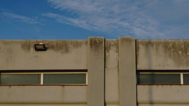 Gökyüzüne karşı sanayi binası