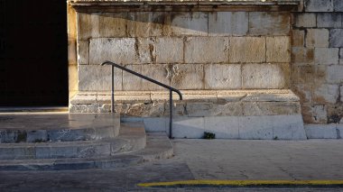 Kaldırımdaki merdivenleri kurtarmak için korkuluk.