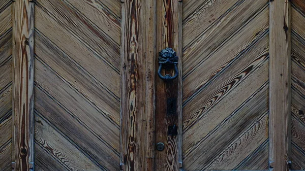 Czarny Zamek Rustykalnym Drewnianym Tle — Zdjęcie stockowe