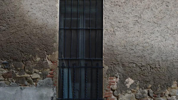 ファサードにグリル付きの素朴な窓 — ストック写真