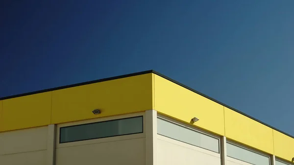 Telhado Edifício Industrial Contra Fundo Azul — Fotografia de Stock