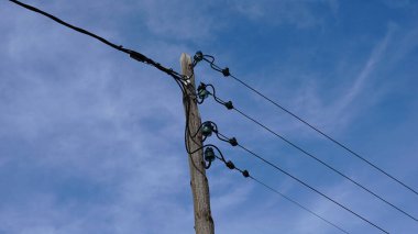 Elektrik hatları olan yol kenarı