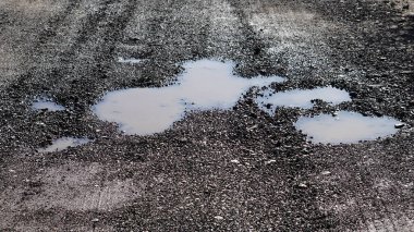 Su birikintileri olan yol