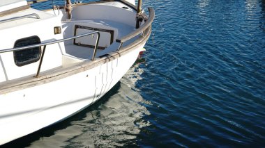 Limandaki küçük teknenin yansıması