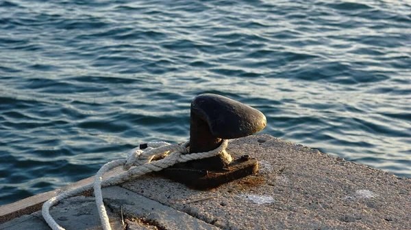 Båtförtöjning Rep Bundna Runt Bollard — Stockfoto