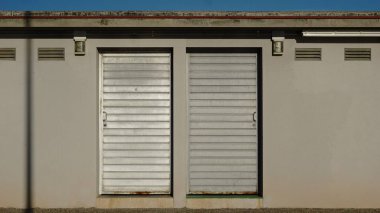 Gri cephede metal kapılar