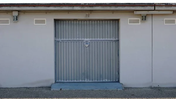 Garagentor Aus Metall Der Fassade — Stockfoto