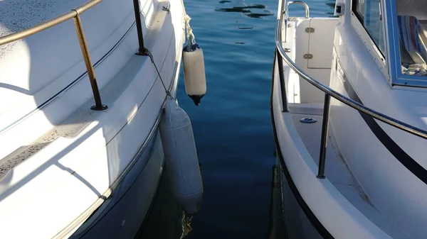 Limandaki gemiler arasında ayrılma