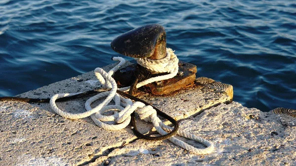 港にロープが付いた黒い係留用のボラード — ストック写真
