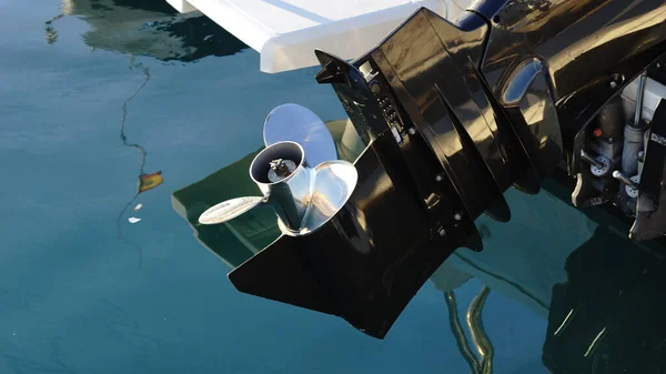 Üç adet gümüş motorlu tekne pervanesi.