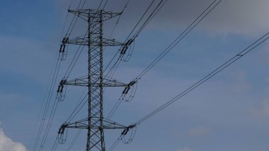 Gökyüzü arka planına karşı yüksek voltajlı elektrik kulesi