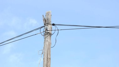 telefon direği mavi gökyüzü arkaplanına karşı