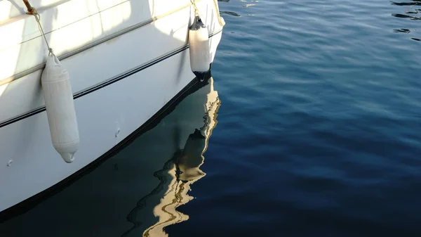 Weißes Kielboot Spiegelt Sich Wasser — Stockfoto