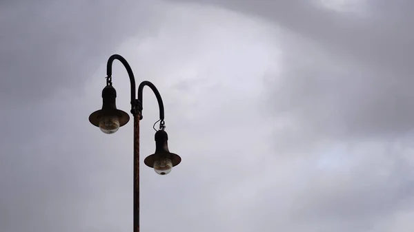 Luz Calle Rústica Contra Cielo Nublado —  Fotos de Stock