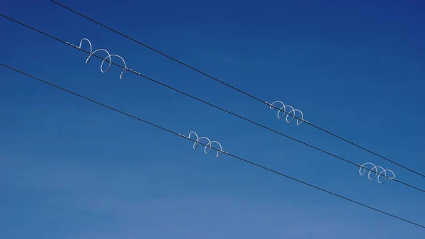 Cables Eléctricos Con Protección Contra Cielo Azul — Foto de Stock