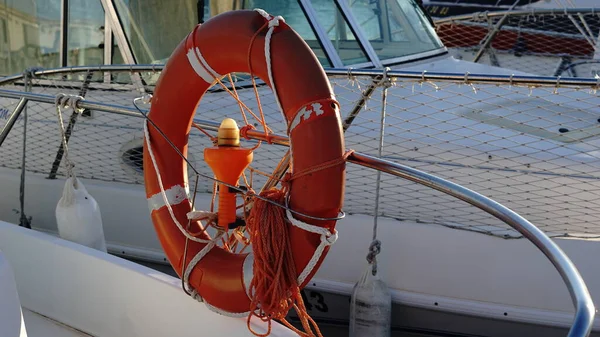 オレンジボートライフブイリングとライフブイライト — ストック写真