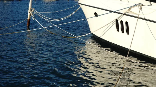 Spiegelung Des Wassers Auf Dem Kiel Eines Bootes — Stockfoto