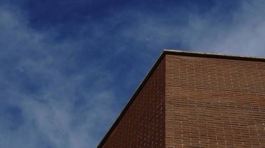 Gökyüzüne karşı ön cephede kırmızı duvar çatısı