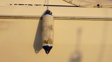 Beyaz arka planda tekne tamponu şamandırası