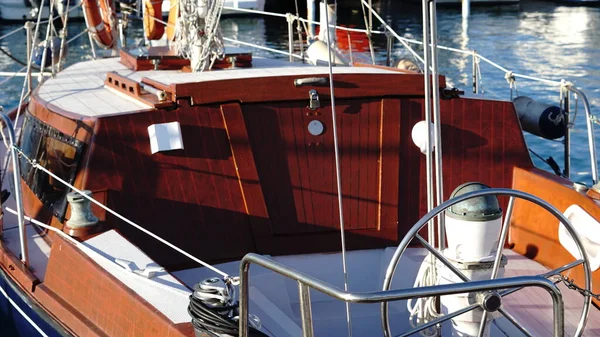 Yelkenli dümeni limana demir attı.