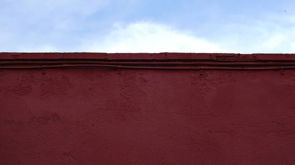 Detalhe Vermelho Telhado Fachada Contra Céu Nublado — Fotografia de Stock