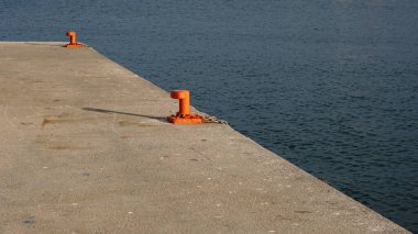 Liman rıhtımında kırmızı demirleme yığını