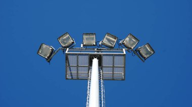 Spor stadyumunun ışıkları gökyüzüne karşı