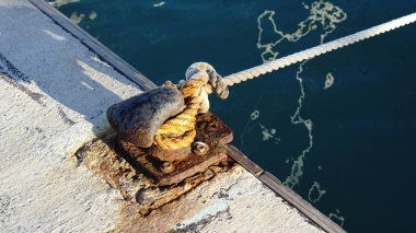 İple demirleme direği