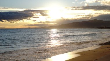Akdeniz sahilinde gün batımı