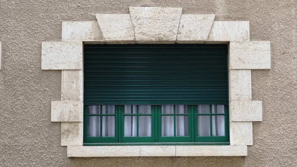 Jendela Dengan Jendela Hijau Fasad — Stok Foto