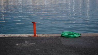 Limandaki demirleme direği.