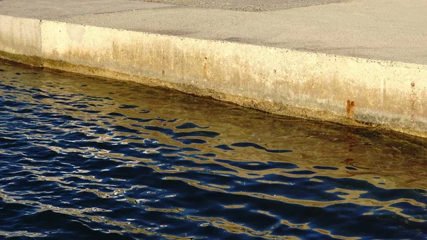 İskele tarafındaki dalgakıran