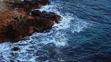 Kayalık kıyılara karşı su dalgaları