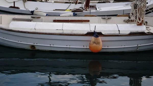 Teknenin Tampon Şamandıraları — Stok fotoğraf