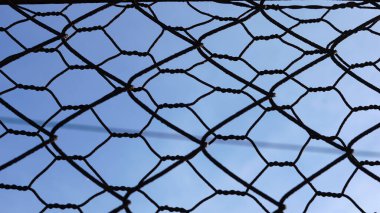 Arka plan olarak üst üste metal ızgaralar