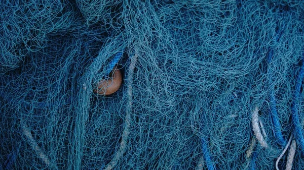 Büyük kırsal balıkçı ağı yığını