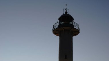 Deniz feneri kulesi silueti
