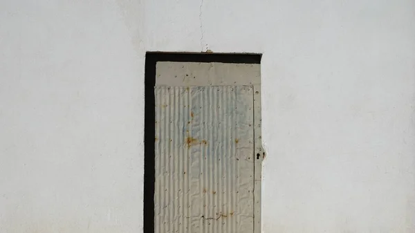 Mütevazı Metal Kapı Beyaz Cephe Duvarında — Stok fotoğraf