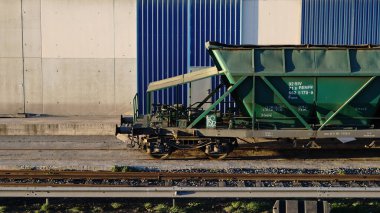 sanayi ortamında tahıl arabası treni