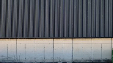 Endüstriyel bir binanın cephesi