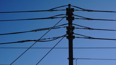 Elektrik kablolarının silüeti