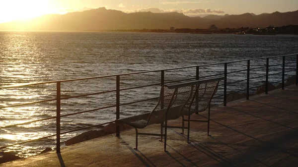 Lege Bank Aan Zee Bij Zonsondergang — Stockfoto