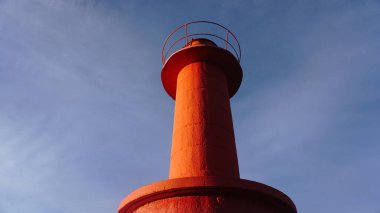 Mavi gökyüzüne karşı kırmızı deniz feneri